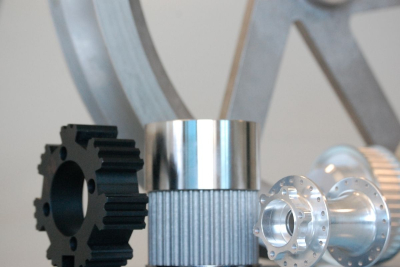 Anodizzazione alluminio, vantaggi su pulegge e trasmissioni